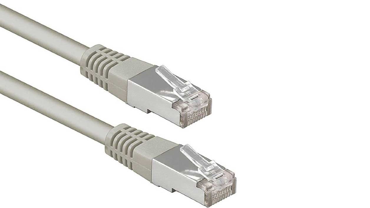 Un câble ethernet (RJ45)
