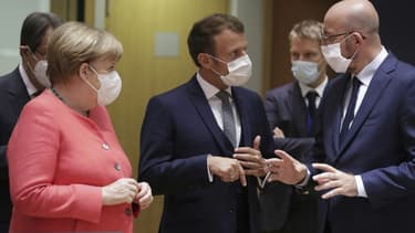 La chancelière allemande Angela Merkel, le président français Emmanuel Macron et le président du Conseil européen Charles Michel discutent avant le début du sommet européen extraordinaire sur le plan de relance économique, le 17 juillet 2020 à Bruxelles