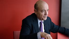 Alain Juppé dans un café de Bordeaux, où il est candidat à sa réélection.