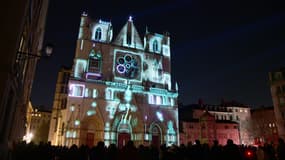 L'œuvre "Kernel", du duo allemand Ruestungsschmie.de, projetée sur la cathédrale Saint-Jean lors de la Fête des lumières 2023 à Lyon (image d'illustration)