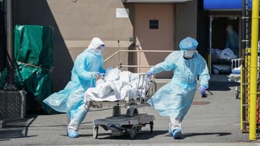 Une équipe médicale transportant une personne décédée du Covid-19.