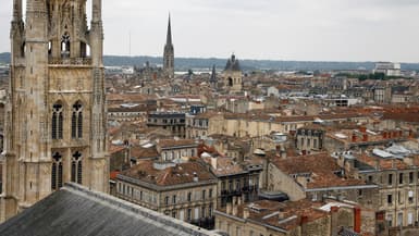 Une vue aérienne de plusieurs clochers d'églises, à Bordeaux