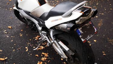 La plaque entièrement recouverte de graisse pourrait coûter cher à ce motocycliste.