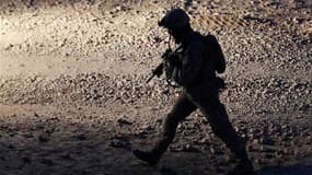 Un "marine" américain en patrouille dans la province afghane de Helmand samedi. Le bilan des pertes alliées en Afghanistan frôle les 600 morts depuis le début de l'année après la mort d'un militaire américain, dimanche, chiffre qui pourrait peser sur l'en