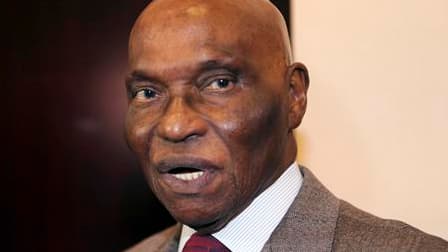 Selon une source proche du ministère français de la Défense, le passage sous souveraineté sénégalaise des bases de l'armée française à Dakar, annoncé par le président Abdoulaye Wade, ne change rien sur le terrain, dans l'attente d'un nouvel accord de défe