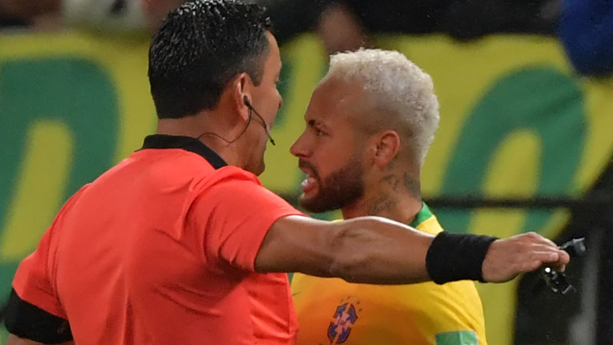 Neymar gets angry with the referee but escapes the card