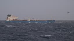 Photo diffusée par l'état-major français des armées, le 22 janvier 2026, montrant des hélicoptères au-dessus d'un pétrolier en mer Méditerranée