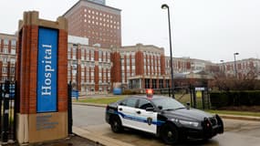 Une voiture de police devant un hôpital du Michigan, en avril 2020 (image d'illustration).