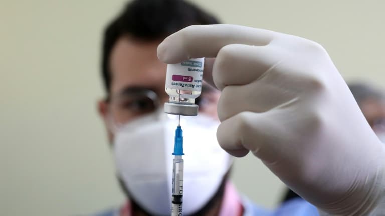Un soignant prépare une dose du vaccin AstraZeneca à Beyrouth, le 29 mars 2021