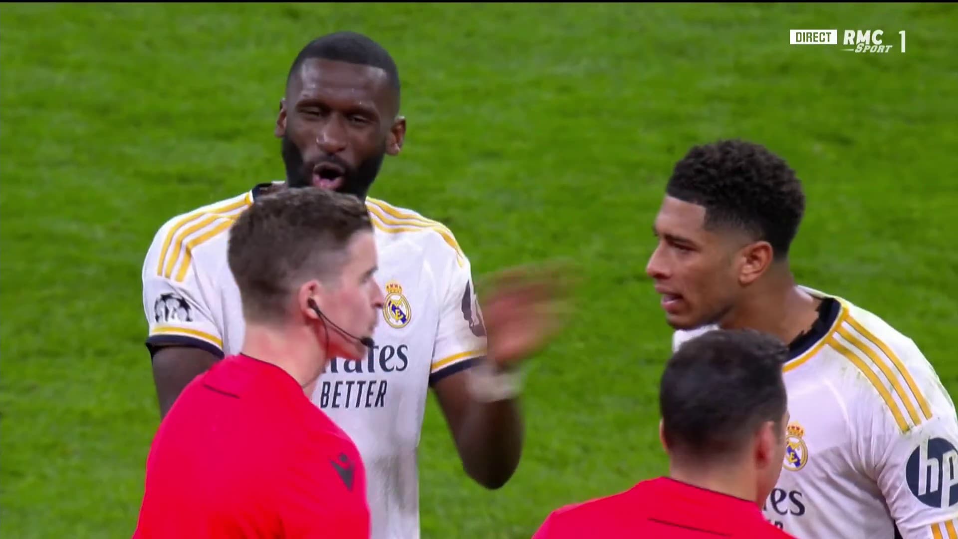 Antonio Rüdiger et Jude Bellingham protestent contre l'arbitre français François Letexier après Real Madrid-Manchester City (3-3, Ligue des champions), le 9 avril 2024