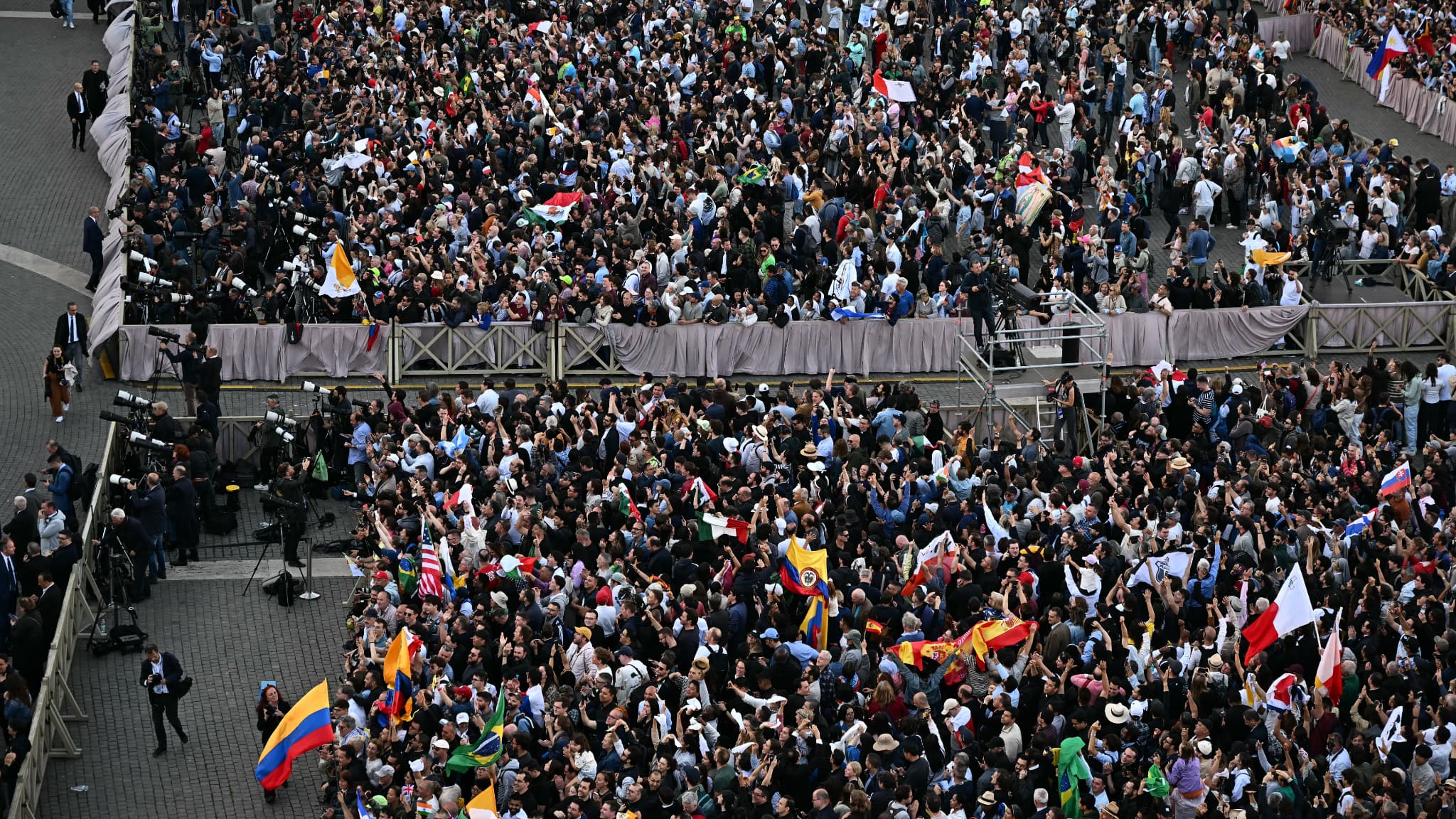 La foule sur la place Saint-Pierre au Vatican le 8 mai 2025
