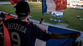 Un écran géant dans la fan-zone de Bron