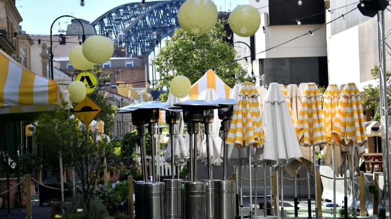 Le quartier généralement très fréquenté de "The Rocks", à Sydney, le 26 juin 2021, alors que la ville australienne entame un confinement de deux semaines après l'apparition de cas de variant Delta du Covid