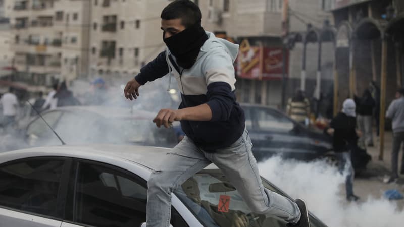 Des jeunes Palestiniens ont affronté les policiers israéliens à Jérusalem-Est, la partie arabe de la ville.