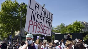 Un collectif de sages-femmes a manifesté lundi à Paris: une quatrième manifestation depuis le début du mouvement, il y a sept mois.