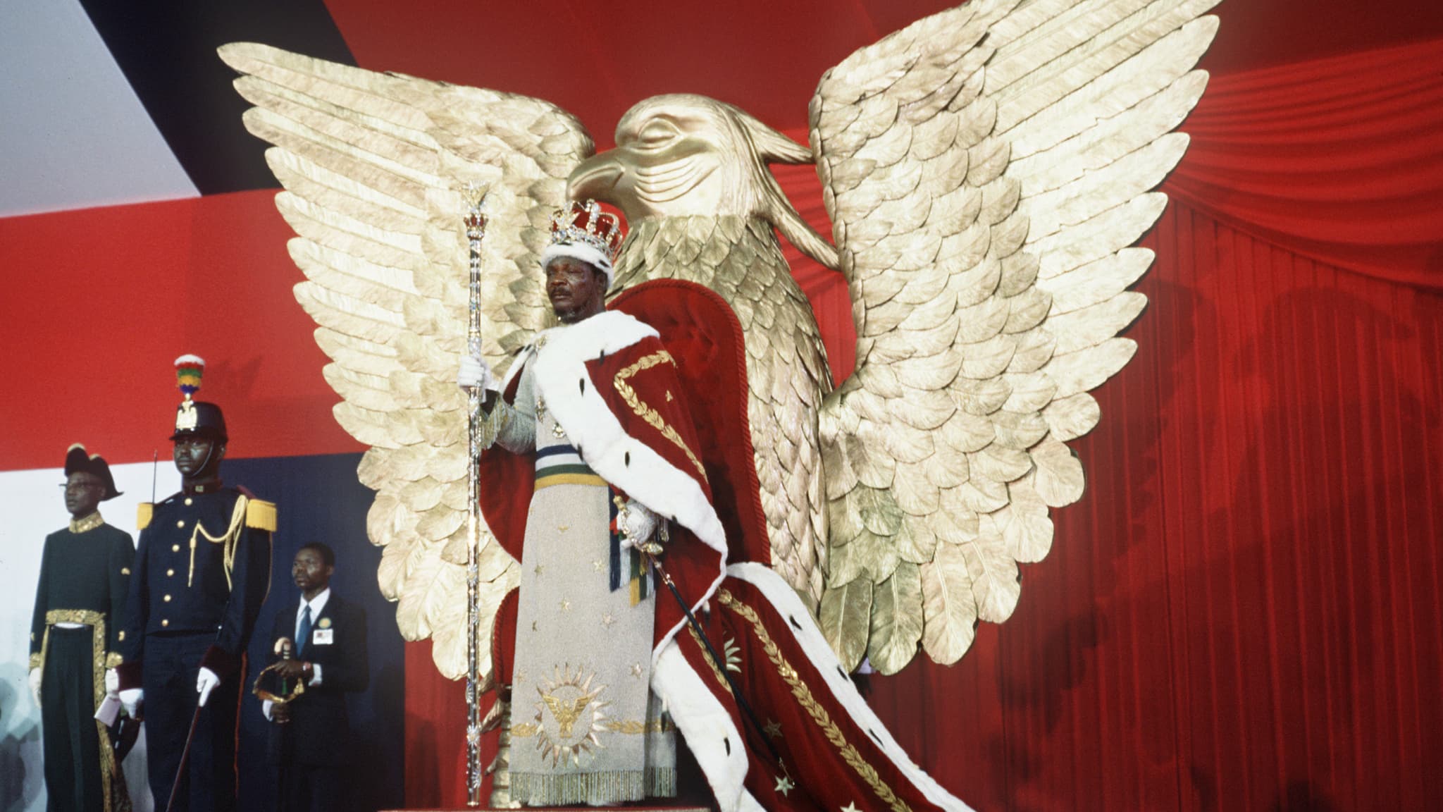 Jean-Bedel Bokassa se dresse le 04 décembre 1977 sur son trône après s'être couronné à Bangui.