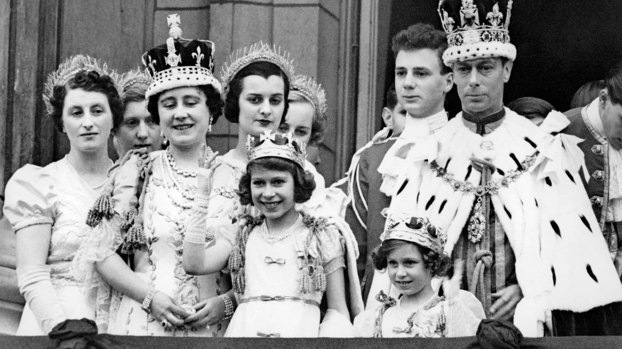 La jeune Elizabeth, future reine Elizabeth II, avec son père, le roi George VI, au balcon de Buckingham. La jeune Elizabeth, future reine Elizabeth II, avec son père, le roi George VI, au balcon de Buckingham.
