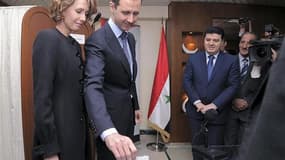 Le président syrien Bachar al Assad et sa femme Asma dans un bureau de vote à Damas. Le référendum constitutionnel de dimanche en Syrie ouvrant la voie au pluralisme politique a recueilli 89,4% des voix, selon la télévision officielle, qui précise que le