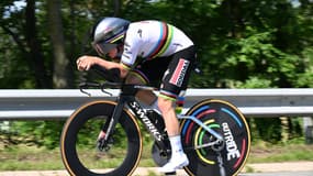 Remco Evenepoel avec sa tenue de champion du monde du contre-la-montre