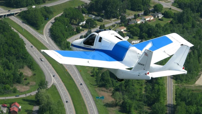 La Terrafugia décolle et vole à plus de 5000 pieds comme une petit avion, mais une fois posée, est capable de rouler sur autoroute à la vitesse autorisée, ailes repliées.