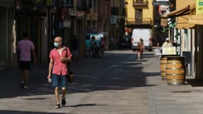 Un passant masqué dans une rue d'Aranda de Duero, près de Burgos, le 7 août 2020 en Espagne