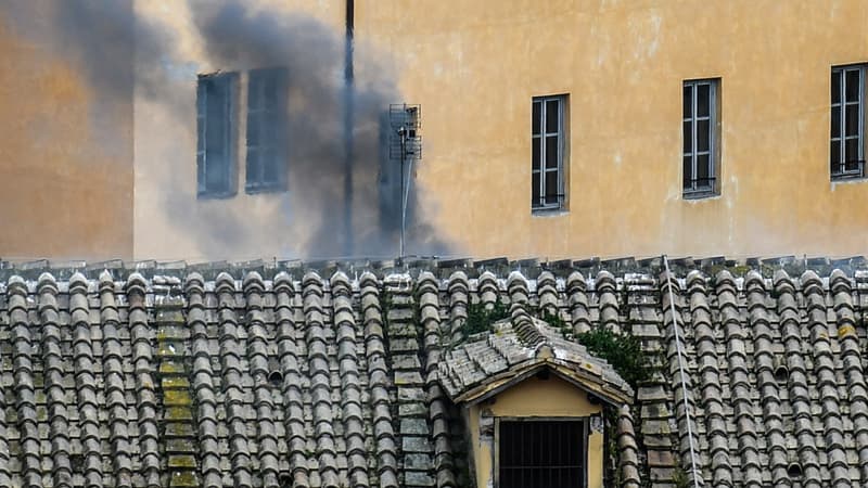 De la fumée depuis une des prisons italiennes de Rome lors des mutineries de mars.