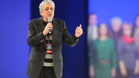 11 mars 2012: Enrico Macias affiche son soutien au candidat Nicolas Sarkozy sur la scène du meeting de Villepinte