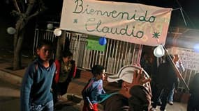 Fête organisée par les voisins du mineur chilien Claudio Yanez, pour célébrer son retour chez lui, dans un quartier ouvrier de Copiapo. Les trois premiers des 33 mineurs ayant passé deux mois sous terre ont pu quitter l'hôpital et rentrer chez eux à la to