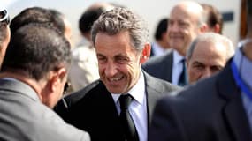 Nicolas Sarkozy à sa descente d'avion à l'aéroport de Tripoli. L'ancien président français est arrivé mardi en Libye pour une brève visite dans un pays où il est apprécié pour son rôle dans le déclenchement d'une intervention internationale contre le régi