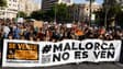 Des manifestants brandissent une banderole sur laquelle est écrit "Majorque n'est pas à vendre" lors d'une manifestation pour protester contre la massification du tourisme et des prix de l'immobilier sur l'île de Majorque, à Palma de Majorque, le 25 mai 2024.