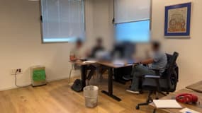 Au coeur des bureaux où des amateurs fan d'informatique tentent de retrouver la trace des otages en Israël