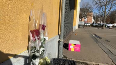 Des fleurs déposées au pied du marché couvert du Canal de Mulhouse (Haut-Rhin), le dimanche 23 février 2025 au lendemain d'une attaque au couteau qui a fait un mort.