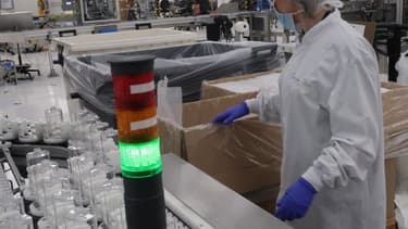Le numéro 1 mondial du luxe a réduit sa production de gel hydroalcoolique à 12.000 litres par semaine.
