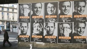 Des affiches avec le visage des candidats à l'Elysée invitent à leur laisser un message.