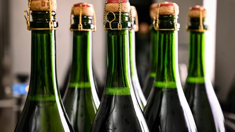 Des bouteilles de champagne sur une chaîne de contrôle qualité de la maison Bollinger, le 2 décembre 2020 à Ay, près d'Epernay, en France