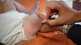 Un bébé se fait vacciner à Quimper, le 19 septembre 2017. (Photo d'illustration)