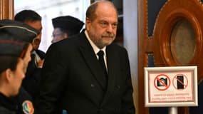 Le ministre de la Justice Eric Dupond-Moretti quitte la Cour de justice de la République après la première journée d'audience, le 6 novembre 2023, à Paris.