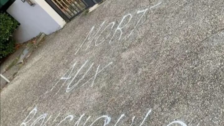 Les inscriptions racistes, découvertes vendredi matin au lycée de Givors, ont été recouvertes.