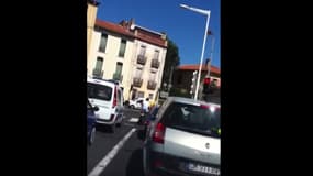 Le jeune homme au scooter n'a pas de casque et grille un feu rouge.