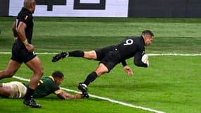 Aaron Smith marque un essai finalement refusé en finale de la Coupe du monde de rugby entre la Nouvelle-Zélande et l'Afrique du Sud (11-12), le 28 octobre 2023