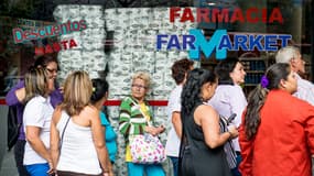 Des Vénézuéliens font la queue devant une pharmacie, alors que le pays fait face à une pénurie de produits.