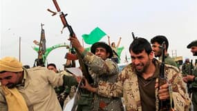 Soldats pro-Kadhafi à Ajdabiah, verrou sur la route de Benghazi, en Libye. Le secrétaire général des Nations unies, Ban Ki-moon, a réclamé mercredi un cessez-le-feu immédiat en Libye où les forces gouvernementales marchent sur Benghazi sur fond d'enliseme