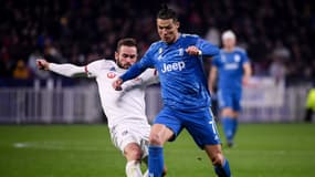 Cristiano Ronaldo devant Lucas Tousart lors du match Lyon-Juventus, au Groupama Stadium le 26 février 2020