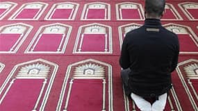 Dans une mosquée, à Nantes. Le débat sur l'islam en France voulu par Nicolas Sarkozy n'a pas encore véritablement commencé qu'il a déjà réussi le tour de force d'irriter l'opposition, de diviser la majorité et de réjouir le Front national. /Photo d'archiv