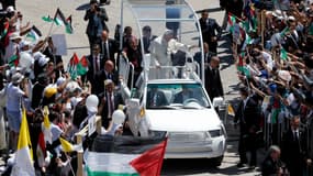 Le pape François salue la foule, depuis sa papamobile le 25 mai 2014 devant l'église de la Nativité dans la ville biblique de Bethléem en Cisjordanie.