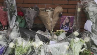 Des fleurs et des mots déposés près du collège de Louise, jeune fille de 11 ans tuée dans la nuit du 7 au 8 février 2025 à Épinay-sur-Orge (Essonne).