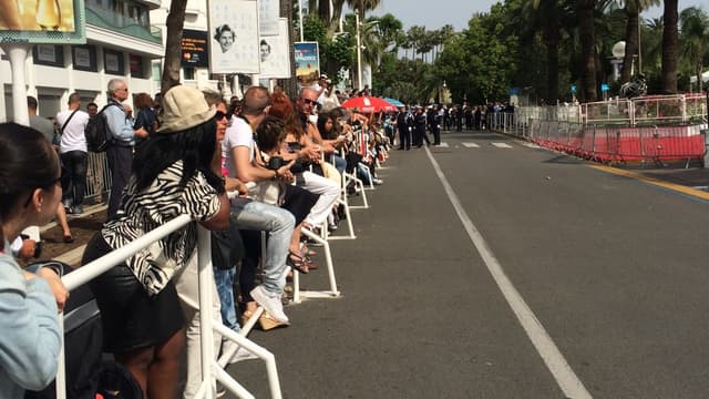 Les riverains attendent en bas des marches pour apercevoir des stars