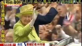 La télévision taïwannaise diffuse des images de la reine d'Angleterre pour illustrer la mort de Margaret Thatcher le 8 avril.