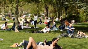 Personnes assises sur la pelouse du Champ de Mars à Paris le 31 mars 2021