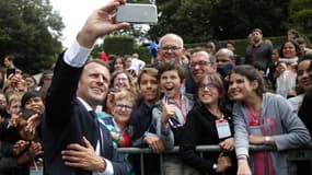 Le président de la République Emmanuel Macron se prend en photo avec des collégiens au Mont-Valérien, dans les Hauts-de-Seine, le 18 juin 2018. 